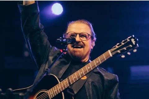 Asaph Borba celebra 50 anos de carreira reunindo seus grandes sucessos em álbum